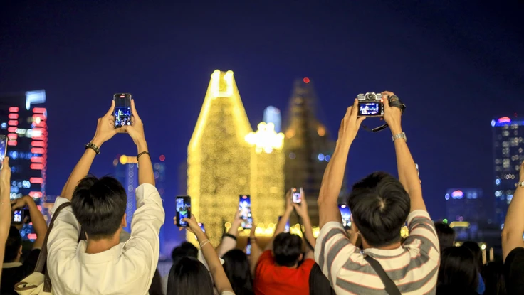 Giới trẻ đổ xô check-in “view triệu đô” Nhà thờ Đức Bà Sài Gòn 