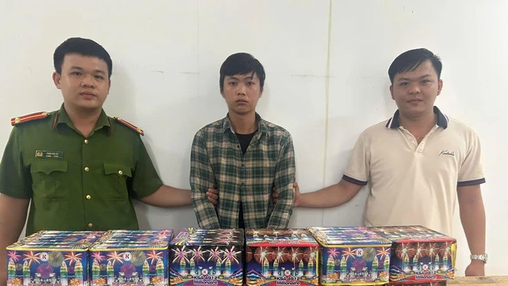 TP.HCM: Triệt phá 2 'đại lý' pháo nổ online dịp cận Tết