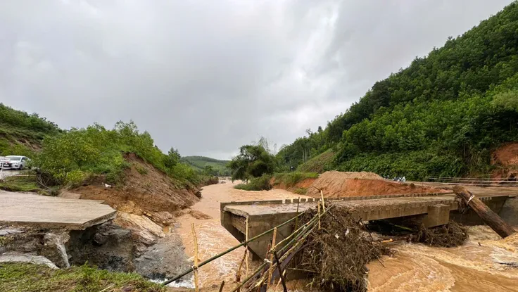 Cận cảnh cầu Nước Bao bị lũ cuốn sập, chính quyền khẩn cấp làm cầu tre tạm