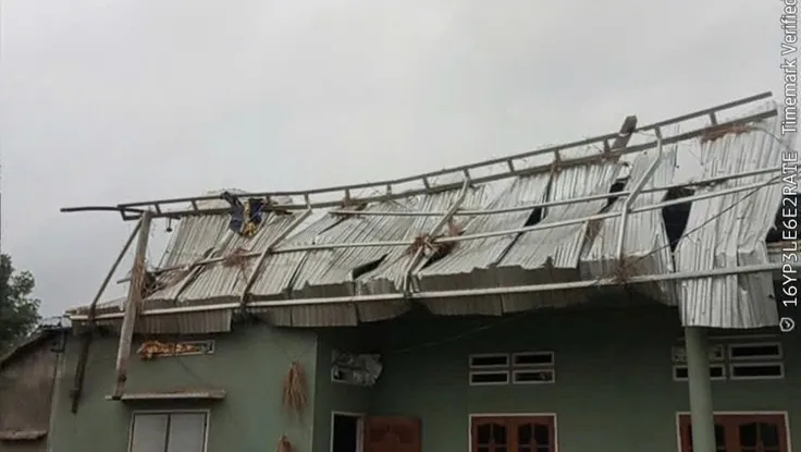 Lốc xoáy trong đêm làm hư hại nhiều nhà dân ở Quảng Ngãi