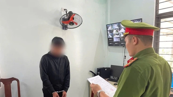 Bé gái 14 tuổi bị 2 thanh niên chuốc uống rượu say rồi xâm hại