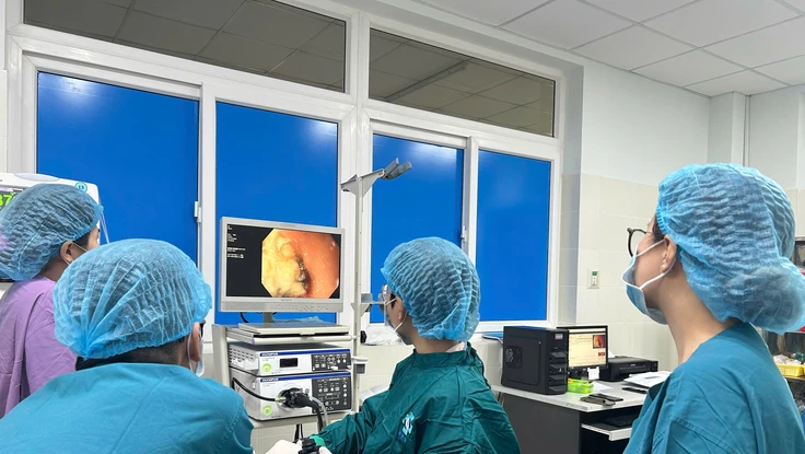 Quảng Ngãi: Nội soi khẩn cấp gắp kẹp tóc dài 7cm khỏi ổ bụng bé gái 6 tuổi