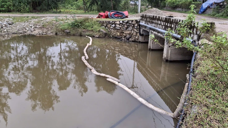 Tràn dầu từ kho xăng dầu tại Dung Quất