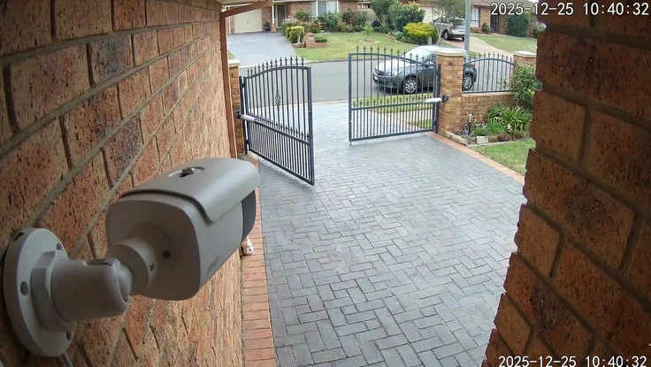 Bị camera an ninh phía hàng xóm chĩa thẳng vào nhà, phải làm sao?