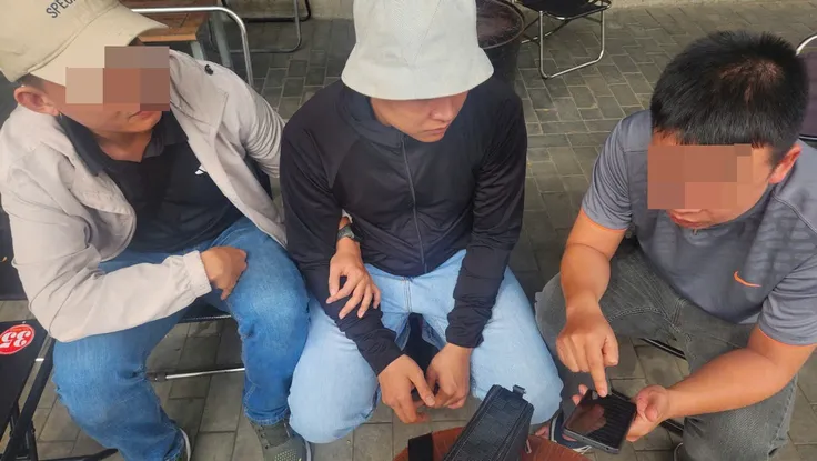 Giả cảnh sát hình sự trùm đầu, còng tay tài xế xe dịch vụ để cướp 