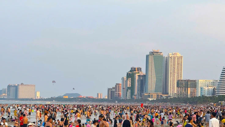 Dòng người liên tục đổ về biển Đà Nẵng giải nhiệt ngày đầu nghỉ lễ