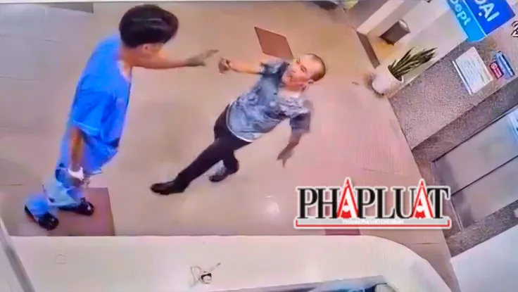 Đâm thủng bụng 'tình địch' rồi theo vào bệnh viện hành hung