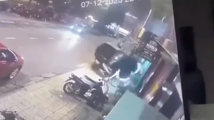 Ô tô lùi rồi lao lên vỉa hè đâm 3 người bị thương