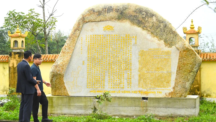 Chiếu Cần Vương được khắc lên bia đá giữa lòng thành Tân Sở