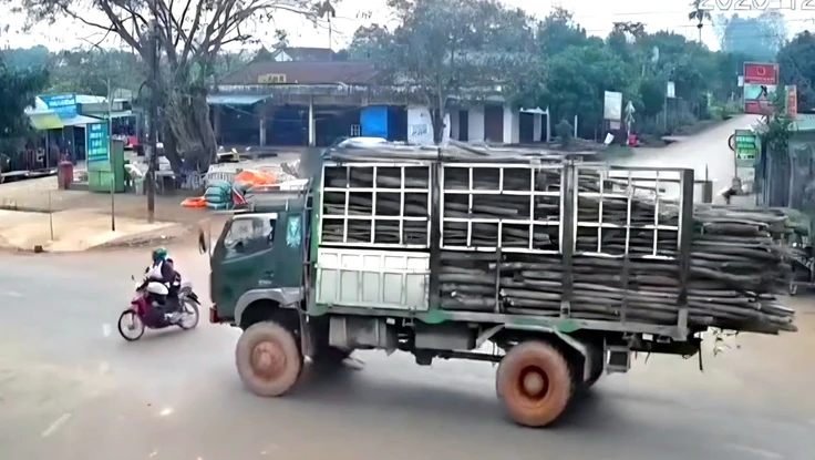 Camera ghi lại cảnh xe tải đâm xe máy khiến cháu bé 3 tuổi tử vong