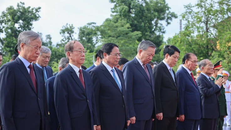 Lãnh đạo Đảng, Nhà nước tưởng niệm các Anh hùng liệt sĩ, vào Lăng viếng Chủ tịch Hồ Chí Minh
