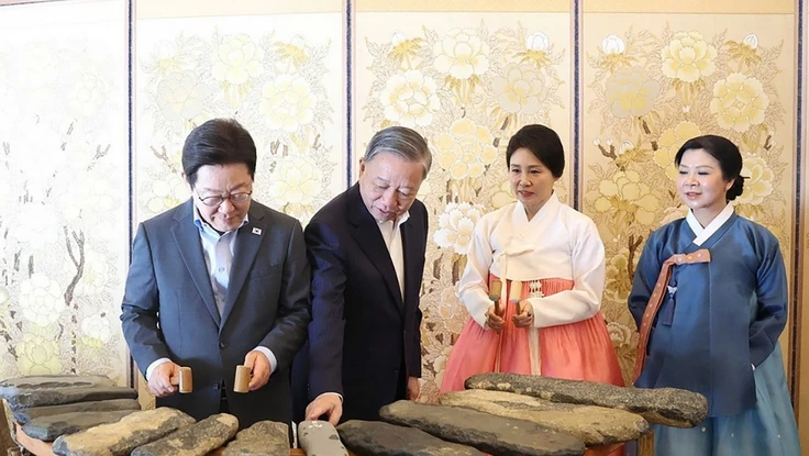 Tổng Bí thư Tô Lâm và Phu nhân Ngô Phương Ly thưởng thức tiệc trà, nghệ thuật tại Nhà Xanh