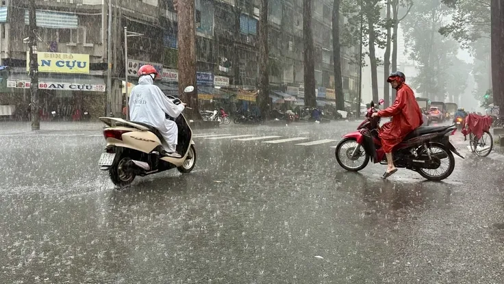 Mưa lớn kèm triều cường, khả năng TP.HCM ngập sâu