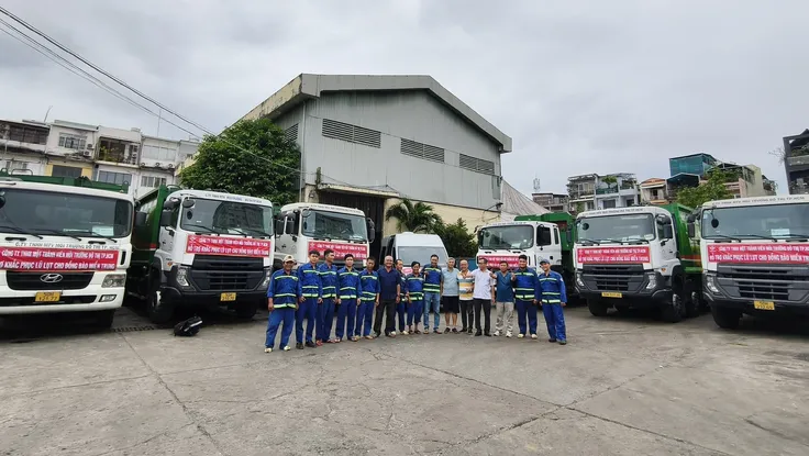 Công ty Môi trường đô thị TP.HCM hỗ trợ người dân vùng lũ