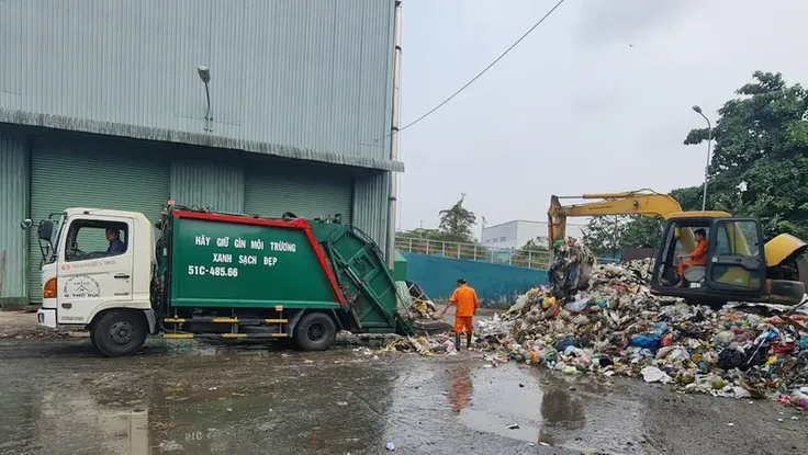 Đề xuất thay đổi khung giờ cấm xe vận chuyển rác ở TP.HCM có khả thi?