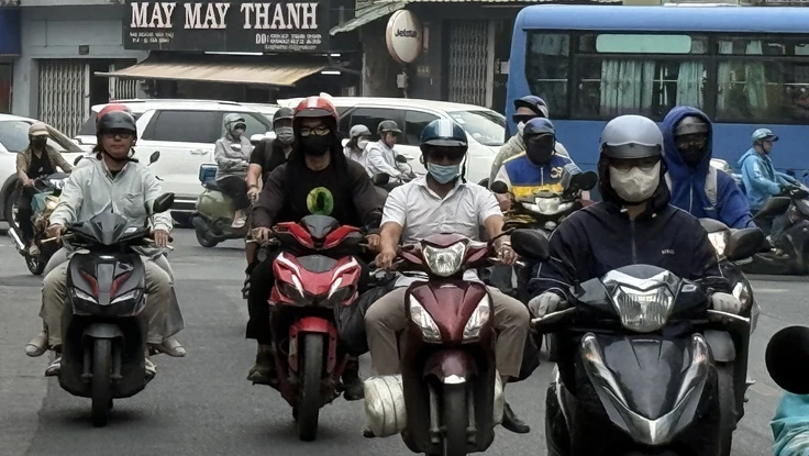 Sương mù trắng đục, dày đặc ở TP.HCM hôm nay có phải do ô nhiễm?