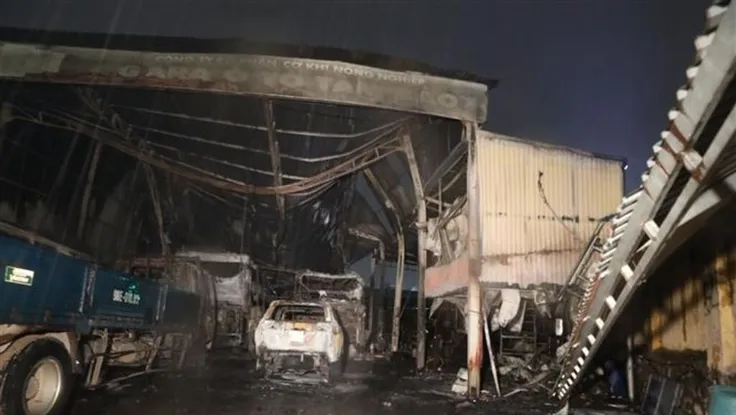 Cháy garage ô tô, nhiều xe bị thiêu rụi 