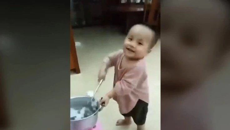 Hài hước với màn trổ tài nấu ăn của 'đầu bếp nhí'