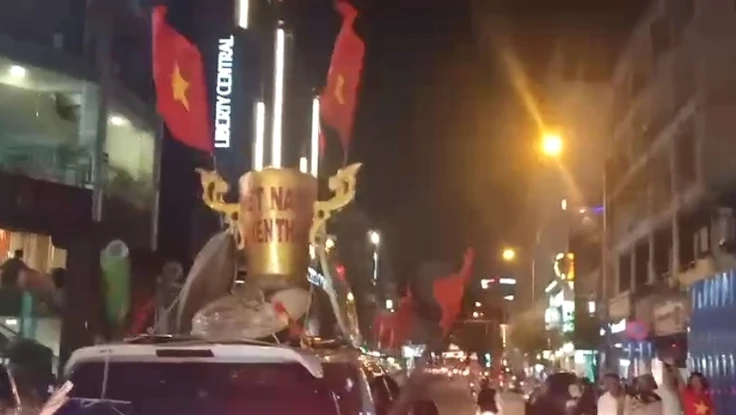 Muôn kiểu ăn mừng chiến thắng của CĐV TP.HCM