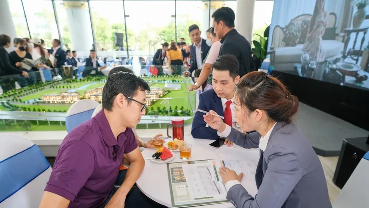 Nghịch lý giá bất động sản cao kỷ lục, thanh khoản vẫn tăng mạnh