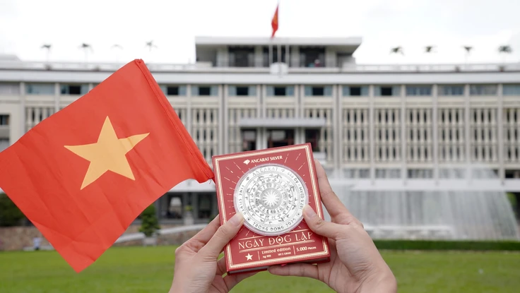 Thỏi bạc, bạc miếng in hình trống đồng, cờ Tổ quốc đắt hàng dịp Quốc Khánh 2-9