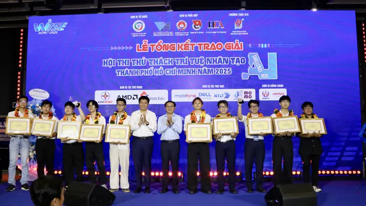 Sáng kiến trợ lý ảo xử lý video 'khủng' giúp sinh viên giành giải nhất AI Challenge 2025