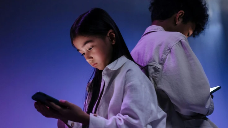 Cấm trẻ dùng mạng xã hội: 'Sim rác' Việt Nam là rào cản lớn nhất?