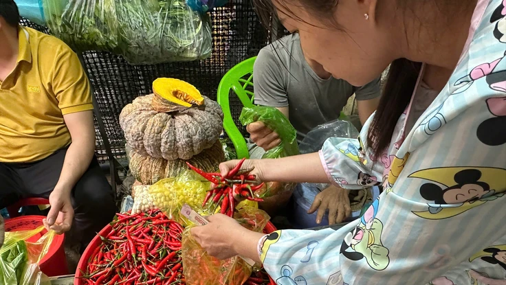 Vì sao giá ớt đắt hơn thịt, người bán không dám tặng kèm?