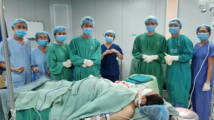 Kỳ tích y học: BS Võ Thái Trung 'phù thủy' vi phẫu và lời hứa với sản phụ mang song thai