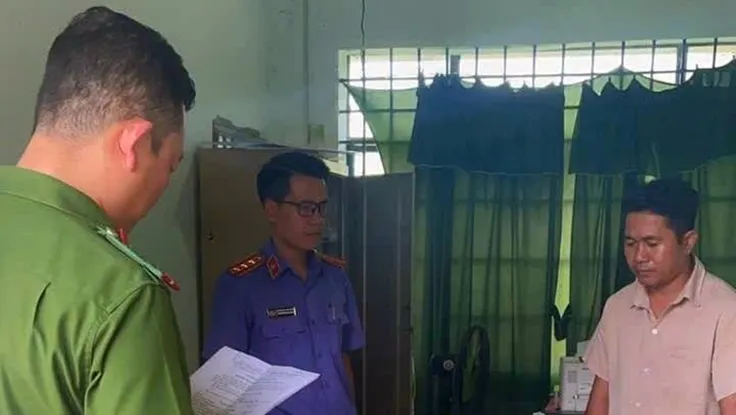 Bắt khẩn cấp cán bộ chiếm đoạt 500 triệu đồng tiền hỗ trợ lũ lụt cho dân