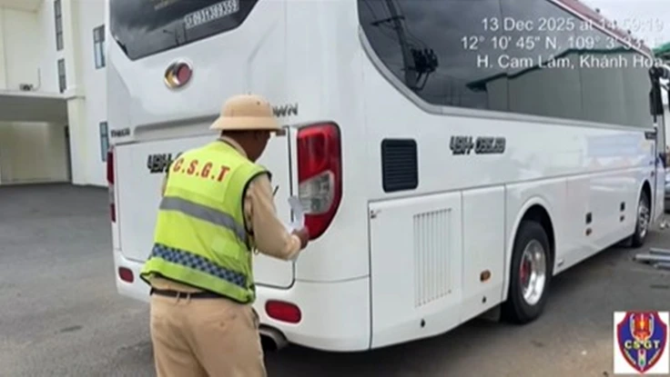 12 du khách nước ngoài 'kẹt' trên cao tốc vì xe hết hạn kiểm định