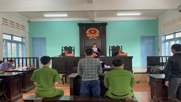 Tuyên án kẻ dùng kéo đâm công an vì xin bỏ qua lỗi vi phạm không được