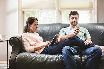 Sử dụng điện thoại khi xem tivi làm giảm trí thông minh