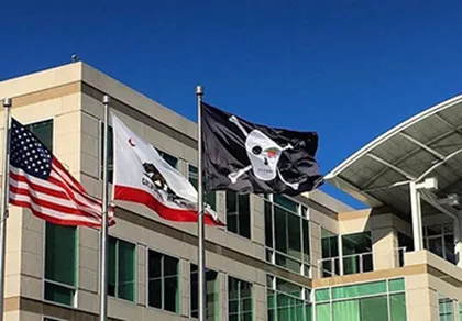 Hé lộ lý do Apple treo cờ 'cướp biển' trong ngày Cá tháng Tư