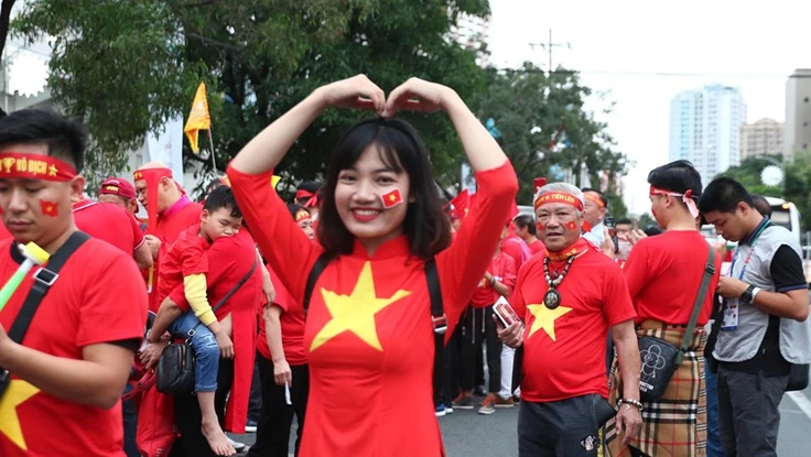 CĐV cuồng nhiệt cổ vũ cho U-22 VN bên ngoài sân Rizal Memorial