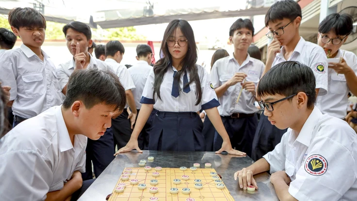 Từ tháng 1-2026, TP.HCM sẽ hạn chế học sinh dùng điện thoại giờ ra chơi 