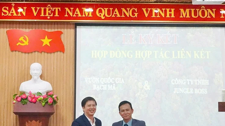 Lãnh đạo Vườn quốc gia Bạch Mã và đại diện Công ty Jungle Boss ký kết hợp đồng hợp tác liên kết giai đoạn II tại TP. Huế. Ảnh: CTV