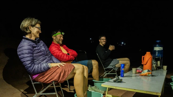 Ngâm chân thảo dược nóng giúp du khách phục hồi nhanh chóng sau ngày dài vận động. Ảnh: CTV