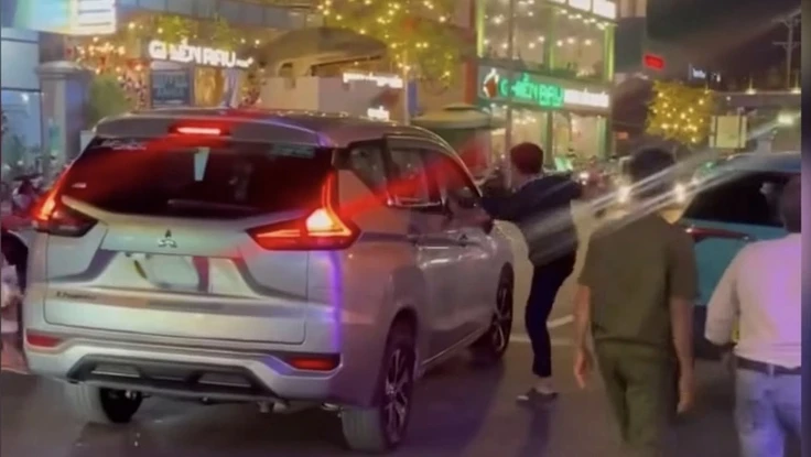 Vụ nôn ói trên xe rồi hành hung tài xế: Có dấu hiệu của tội gây rối trật tự công cộng