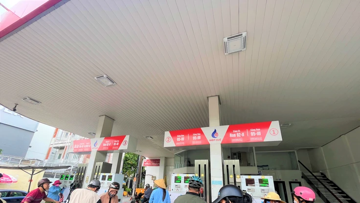 Nhiều người dân chọn xăng khoáng thay vì xăng sinh học. Ảnh: TÚ UYÊN