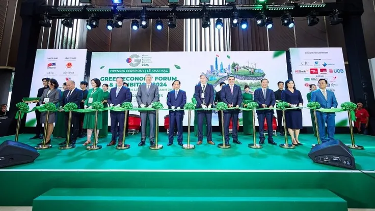 Phó Thủ tướng Bùi Thanh Sơn khai mạc triển lãm và diễn đàn Kinh tế xanh 2024. Ảnh: TÚ UYÊN