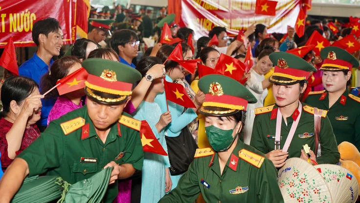 Xúc động tiễn chân các lực lượng diễu binh, diễu hành tại sân bay Tân Sơn Nhất sau Lễ kỷ niệm 30-4 
