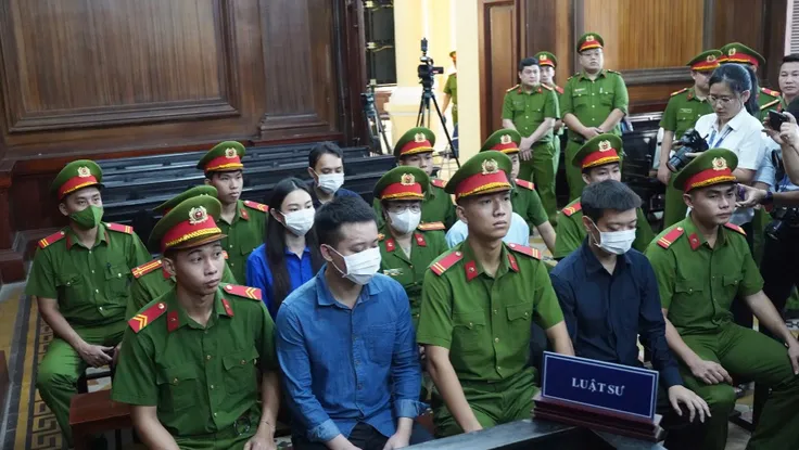 Chùm ảnh hoa hậu Thùy Tiên, Hằng Du Mục, Quang Linh Vlogs tại tòa