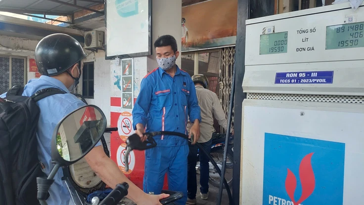 Giá xăng giảm, còn hơn 19.000 đồng/lít