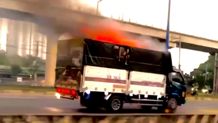 Tài xế lái xe tải đang cháy vào trụ sở PCCC nhờ hỗ trợ