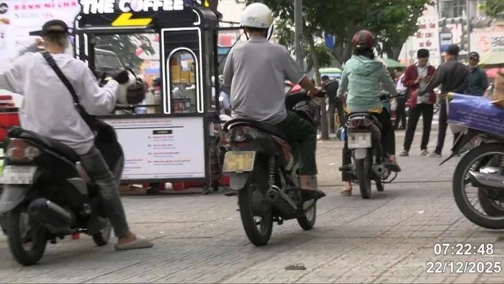 Danh sách hơn 100 xe máy leo vỉa hè đường Quang Trung, Nguyễn Oanh bị CSGT phạt nguội