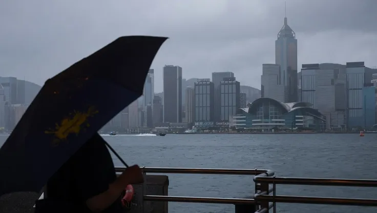 Bão Wipha áp sát Hong Kong với cường độ mạnh, kéo theo mưa to, gió lớn