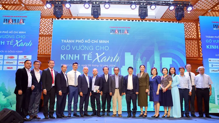 Các đại biểu trao đổi tại Diễn đàn “TP.HCM - Gỡ vướng cho kinh tế xanh” do báo Pháp Luật TP.HCM tổ chức vào chiều 6-12.