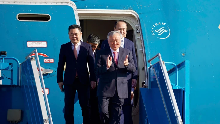 Phó Thủ tướng Thường trực Chính phủ Nguyễn Hòa Bình đáp chuyến bay đầu tiên tại sân bay Long Thành