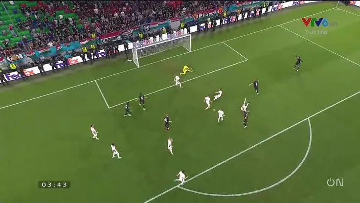 Xem Đức lách mình qua khe cửa hẹp nhờ bàn thắng quý hơn vàng